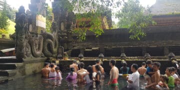 is there a dress code for temples in bali